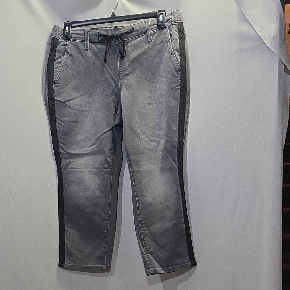 Womens NWT Plus Size 1X Torrid Gray Cropped Jeans